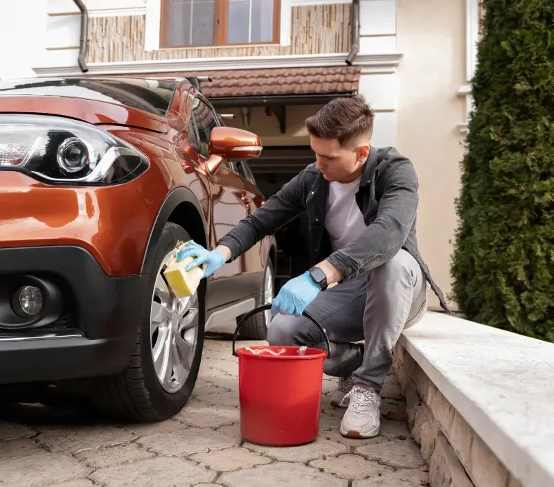 Lavage auto à domicile La Chapelle-aux-Brocs : professionnel intervenant sur un véhicule